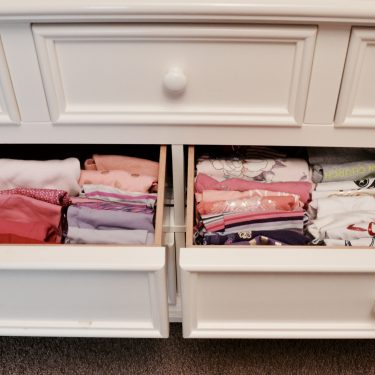 #konmarimethod #clothesorganization #decluttering #organization #homehack #homeorganization #verticalfolding #ourhappyhive