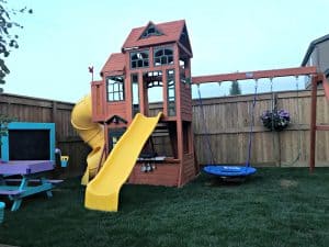 Play structure with Saucer Swing