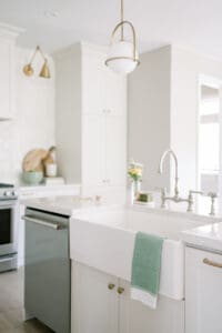 Clean and tidy white kitchen that has been decluttered and organized.