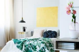 The holidays are a wonderful time to host overnight house guests. Check out these easy tips for hosting family and friends and making them feel like they are at home. FREE PRINTABLE and check list included!