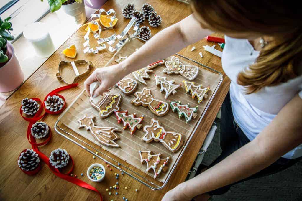 Woman decorating gingerbreadcookies